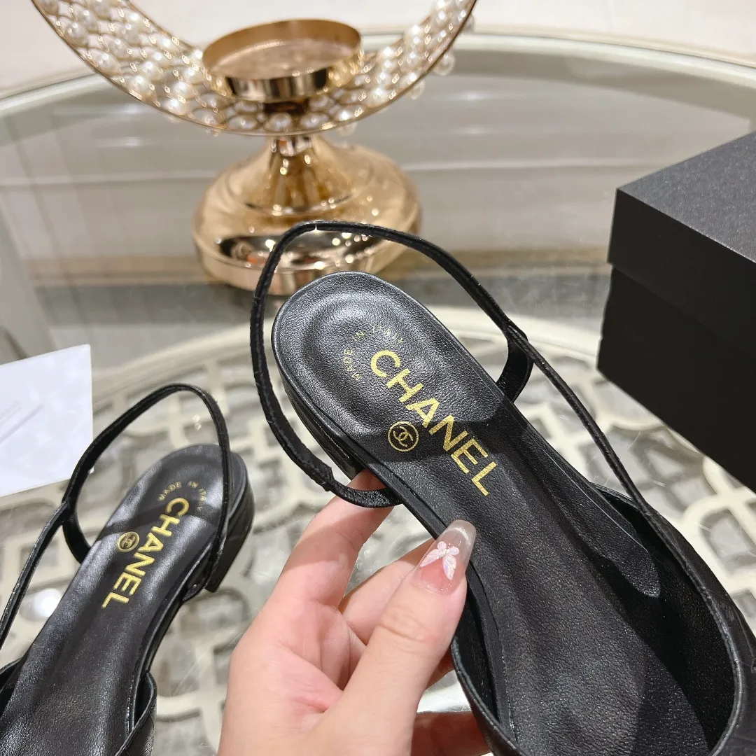 👟👟Ex-factory price 540👟👟 CHANEL Xiangjia 24vs spring and summer new fashion sandals series... Chanel is a very comprehensive noble fashion lifestyle brand. The same models are sold by major fashion bloggers and celebrities in Hong Kong, the United States, and other countries. They are simply beautiful. I fall in love with elegance and the playful sense of the future. I want to own them right away just by looking at them. But you can really think about a pair of exquisite high heels. This series is specially designed for extraordinary and indifferent ladies to create a unique overall effect. CHANEL designs products that inspire women to move forward and highlight their charm... 1️⃣Material: Original customized patent leather + imported sheepskin 2️⃣Inner lining: Original customized imported sheepskin 3️⃣Feet: Original customized imported sheepskin 4️⃣Outsole: Genuine leather sole imported from Italy 5️⃣Heel height: 2.5cm/6.5cm/9cm 6️⃣Number: 34-43 (34.40.41.42.43 customization is not returnable) 7️⃣Packaging: The latest and exquisite full set of packaging at the counter